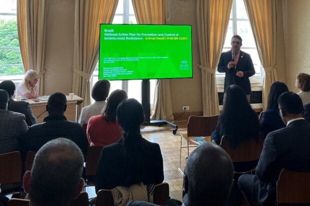 Dr Marcelo de Andrade Mota gives a presentation to attendees at the CVO AMR Forum.